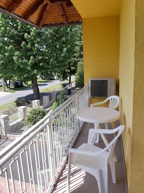 TV a/nebo společenská místnost v ubytování Pintér Apartman