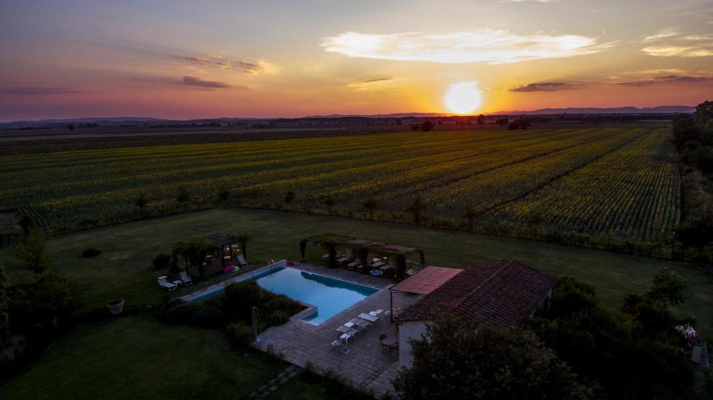 Východ nebo západ slunce při pohledu z hotelu nebo okolí
