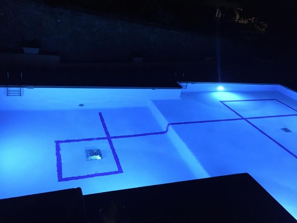 サントロペにあるRésidence Saint Tropezの青い照明付きの大きなプールが備わる客室です。