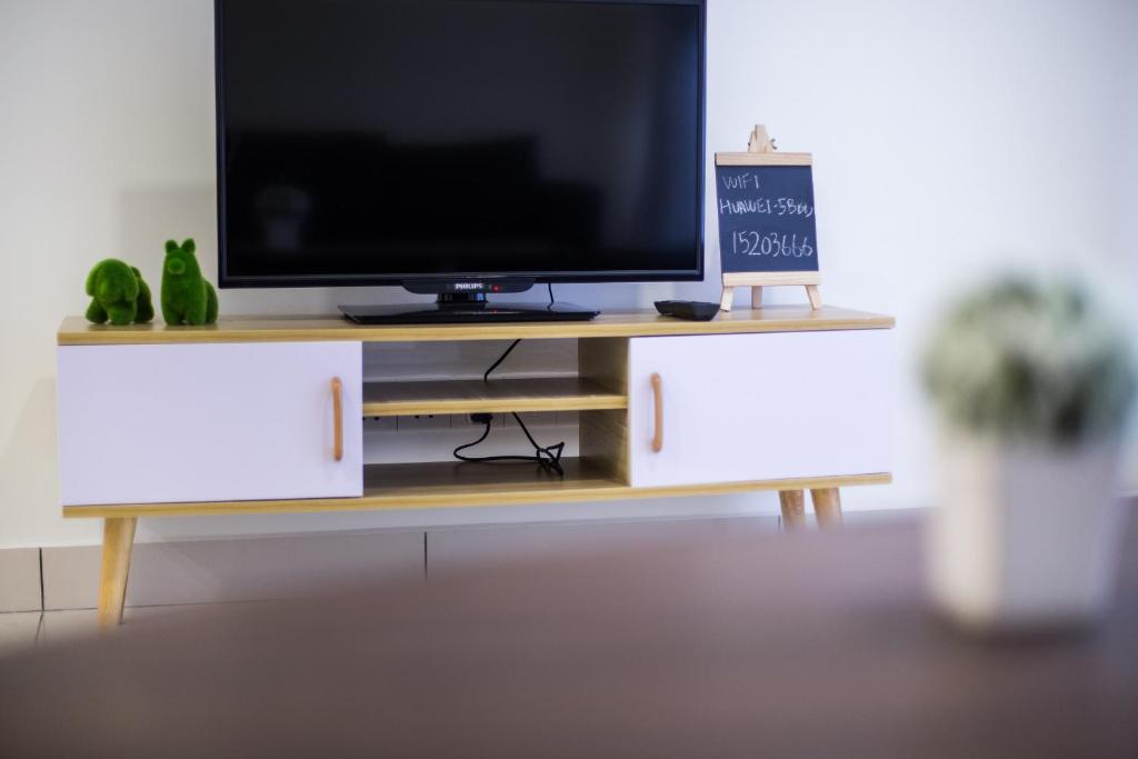 TV a/nebo společenská místnost v ubytování Econest Apartment By The one - Educity Nusajaya