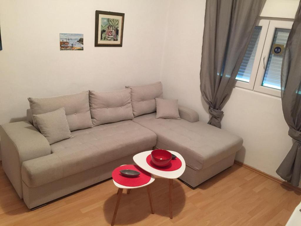 un soggiorno con divano e 2 tavoli di Apartman Lili a Cetinje (Cettigne)
