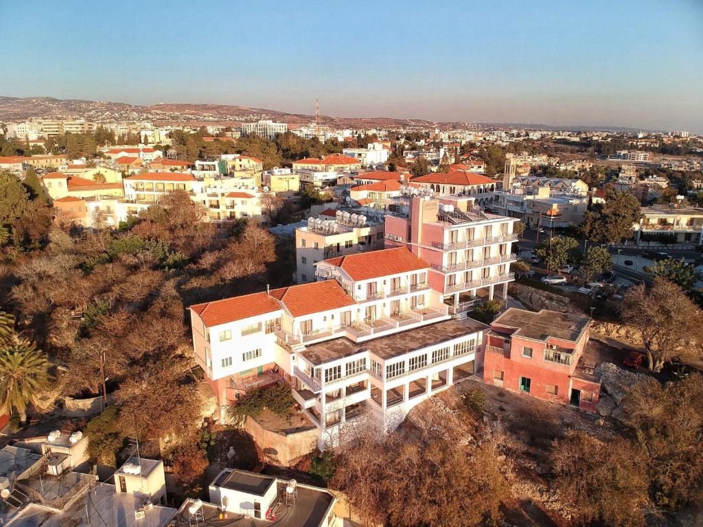 una vista aerea di una città con edifici di Axiothea Hotel a Paphos