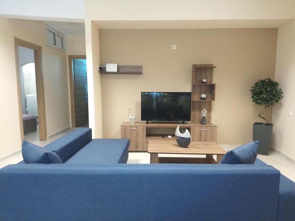 TV a/nebo společenská místnost v ubytování JK's GUESTHOUSE KARDAMAINA