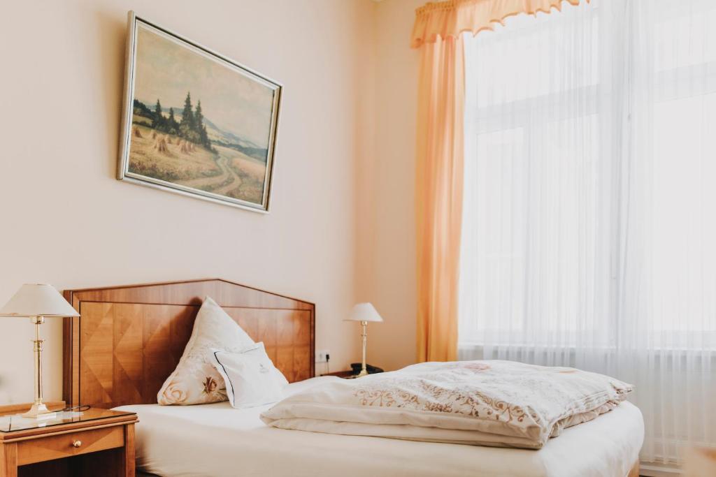 Postel nebo postele na pokoji v ubytování Hotel Spöttel