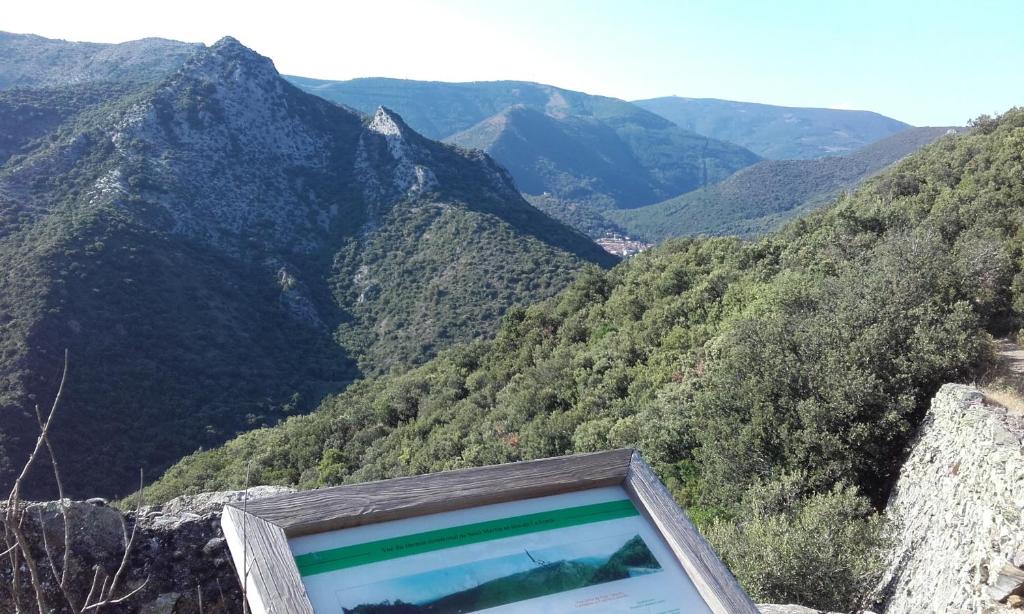 a tv sitting on top of a mountain at Le roc de l&#39;aigle in Cabrespine