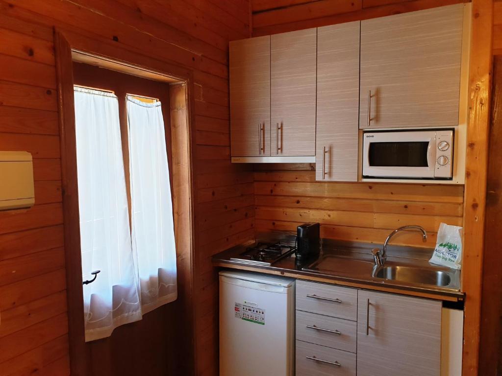 Kuchyň nebo kuchyňský kout v ubytování Aiguestortes Camping Resort