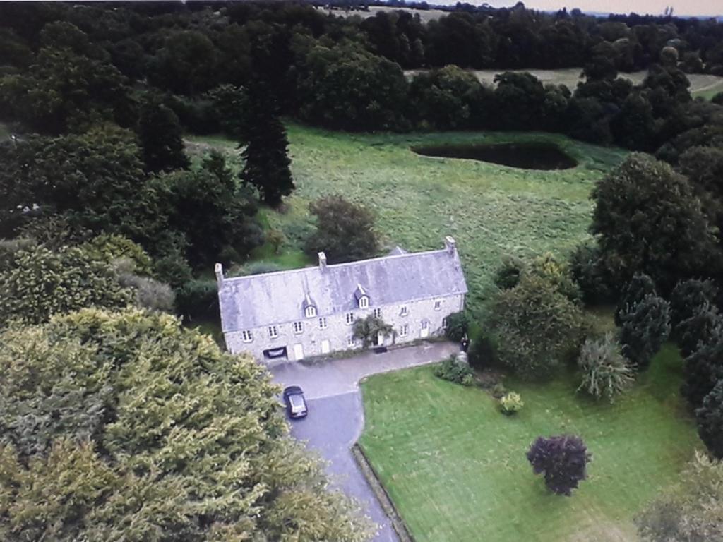 una vista aérea de una casa grande en un campo en La Dauvinerie Gîte Escapade, en Gratot