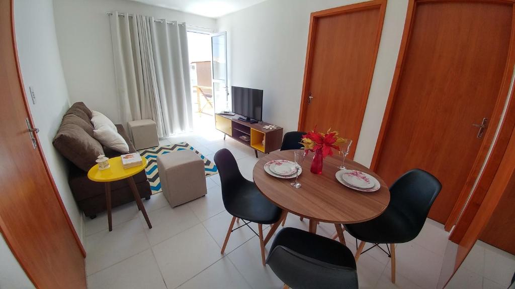 sala de estar con mesa de madera y sillas en Condomínio Residencial Sossego na Beira do Rio, en Paulo Afonso