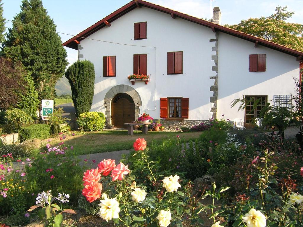 - une vue sur l'extérieur d'une maison blanche ornée de fleurs dans l'établissement Chambre d'hôtes Altzia 1, à Saint-Michel
