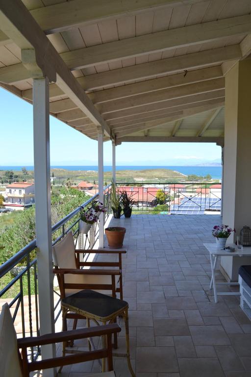 Balkon lub taras w obiekcie Corinthian Sun - Vacation Home