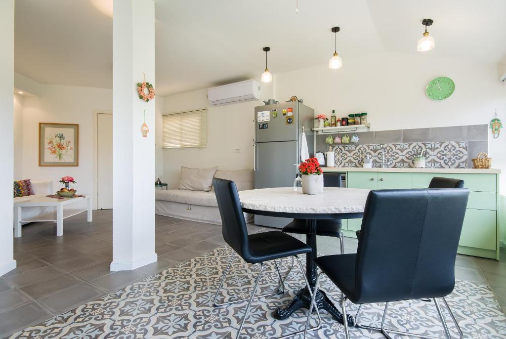 a kitchen and dining room with a table and chairs at Homey suite in Zichron Yaakov in Zikhron Ya'akov