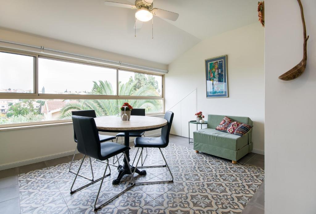 Posezení v ubytování Homey suite in Zichron Yaakov