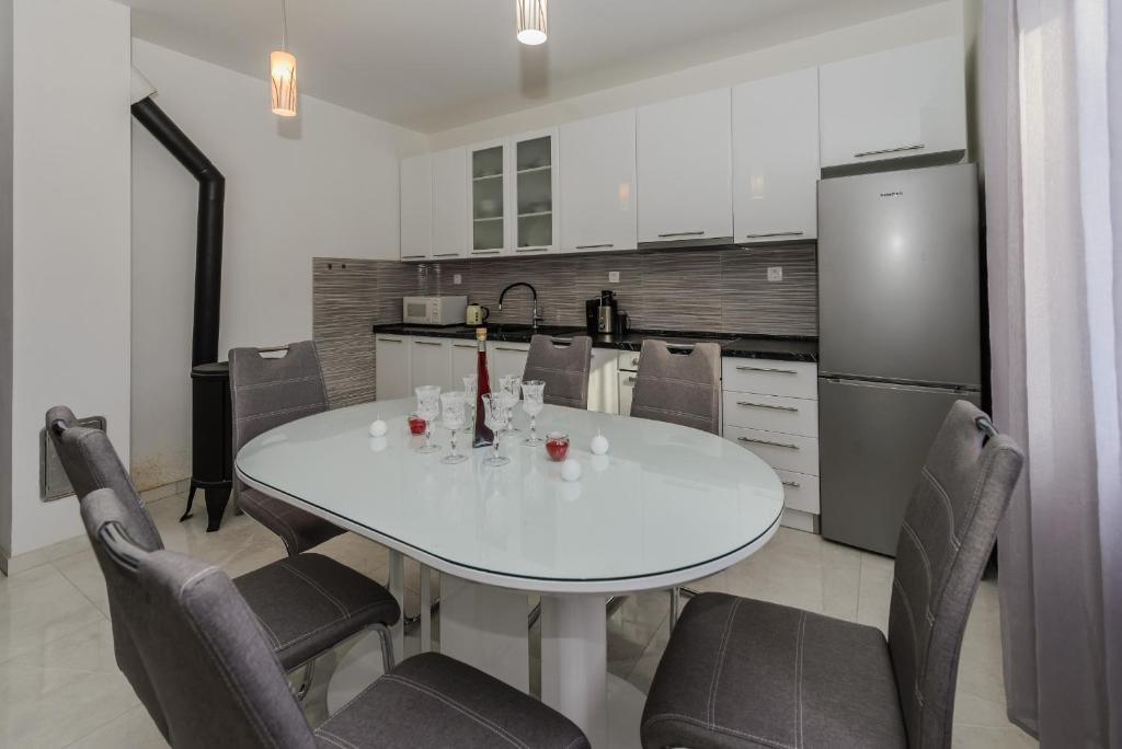 Kuchyň nebo kuchyňský kout v ubytování Apartments Basic