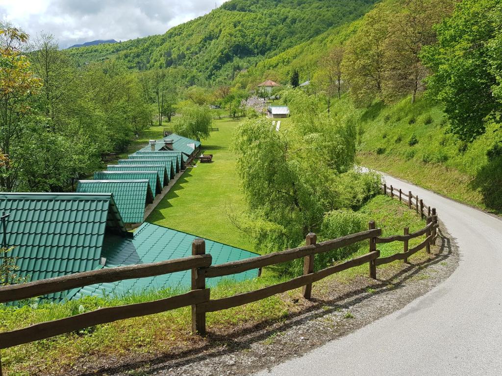 una valla al lado de una carretera junto a un río en Camping Drina, en Foča