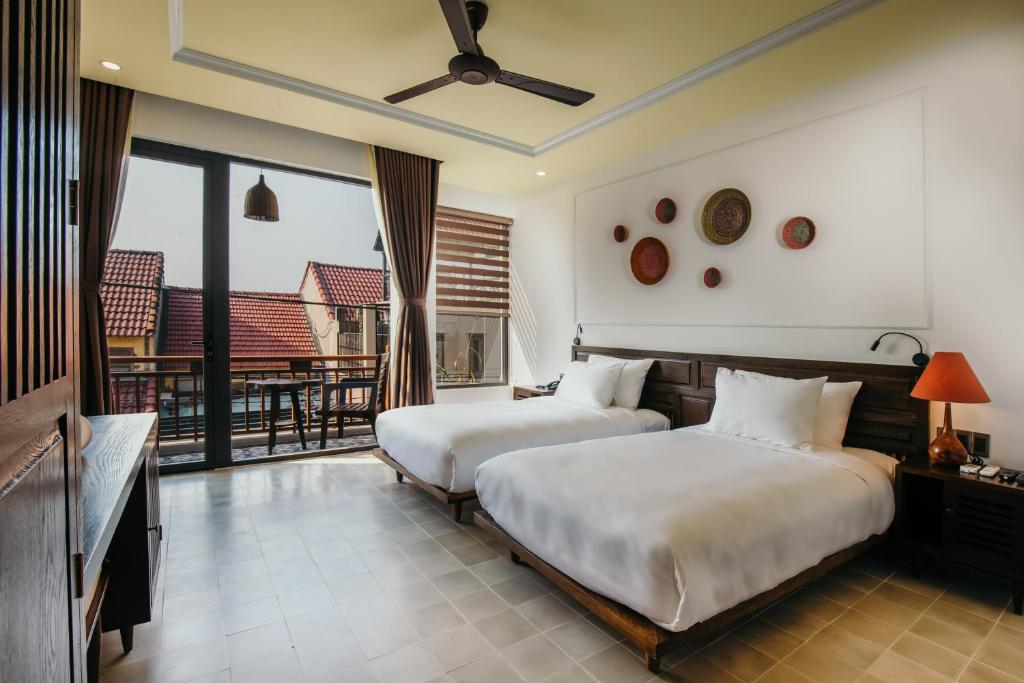 Giường trong phòng chung tại La An Central Boutique Villa