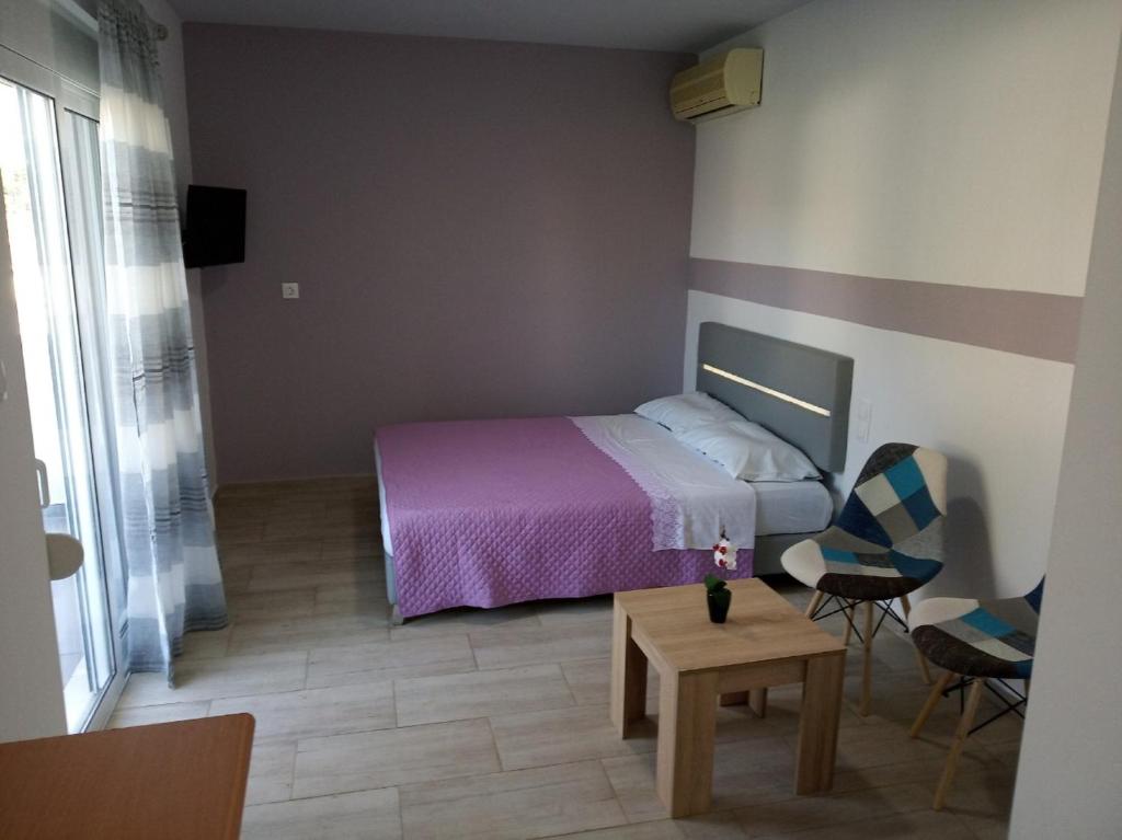 Postel nebo postele na pokoji v ubytování Toulas Studios & Apts No2