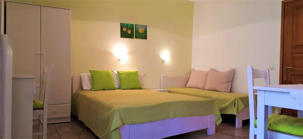 Posteľ alebo postele v izbe v ubytovaní Ikos Studios and Apartments