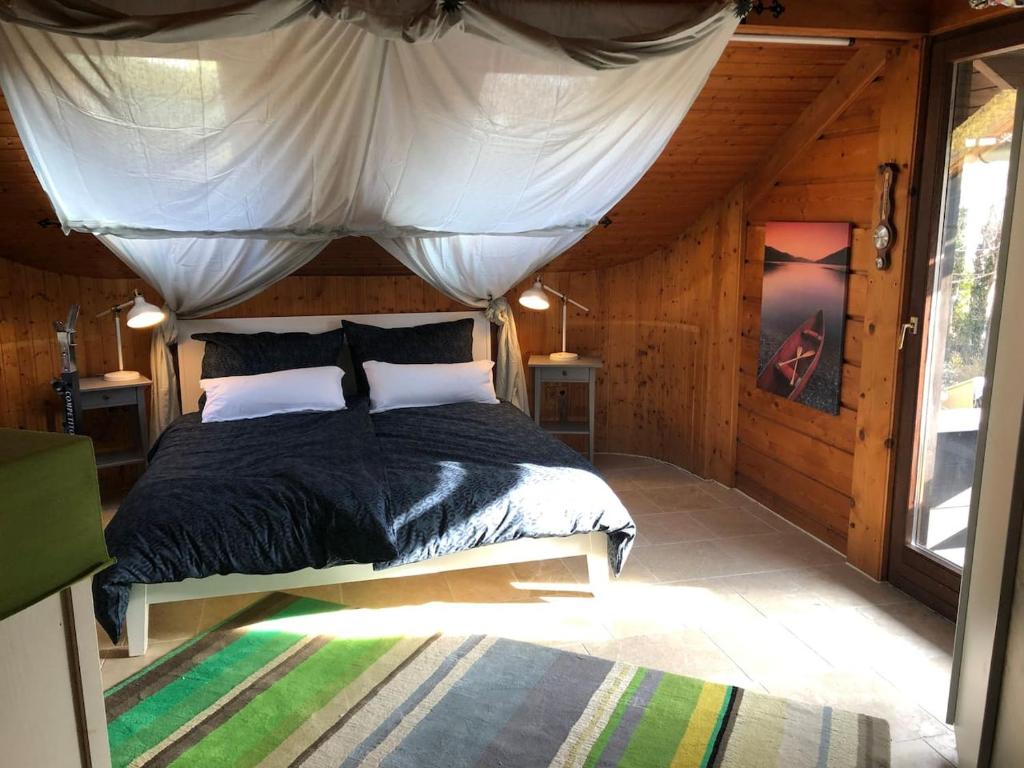 a bedroom with a bed in a wooden cabin at Atelier Kurt in Hinterbrühl