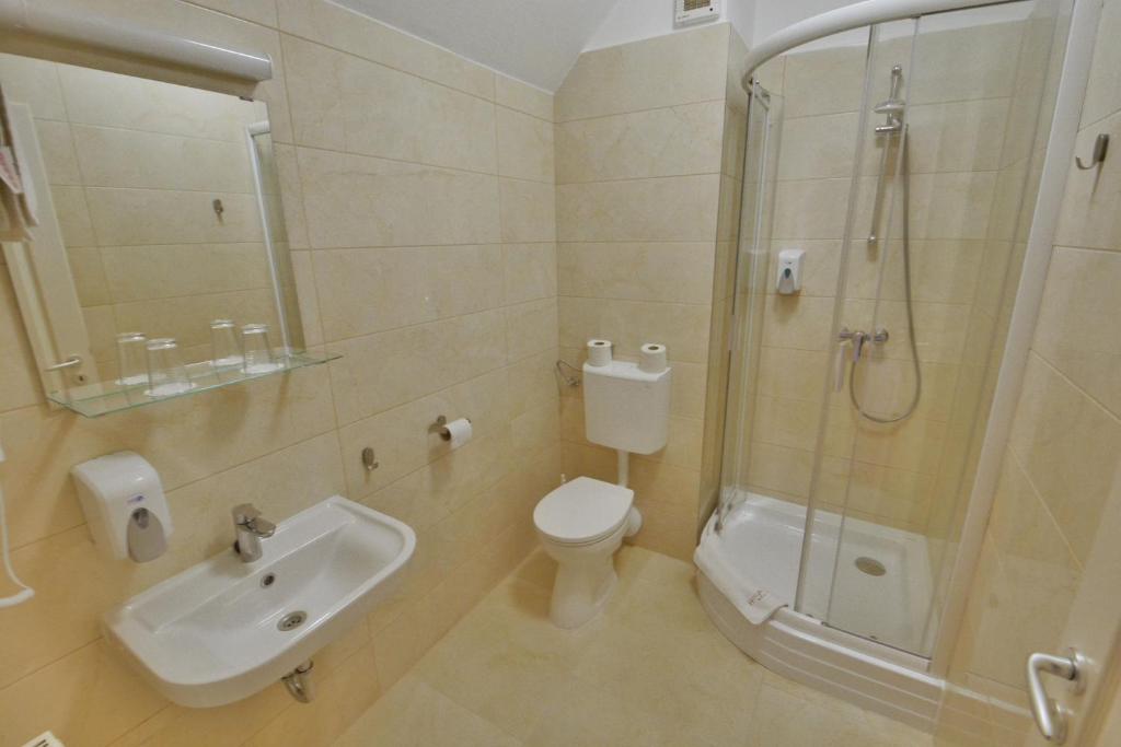 Koupelna v ubytování Hotel Platan