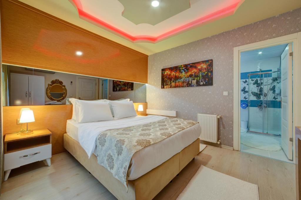 Postel nebo postele na pokoji v ubytování Mersin Vip House Hotel