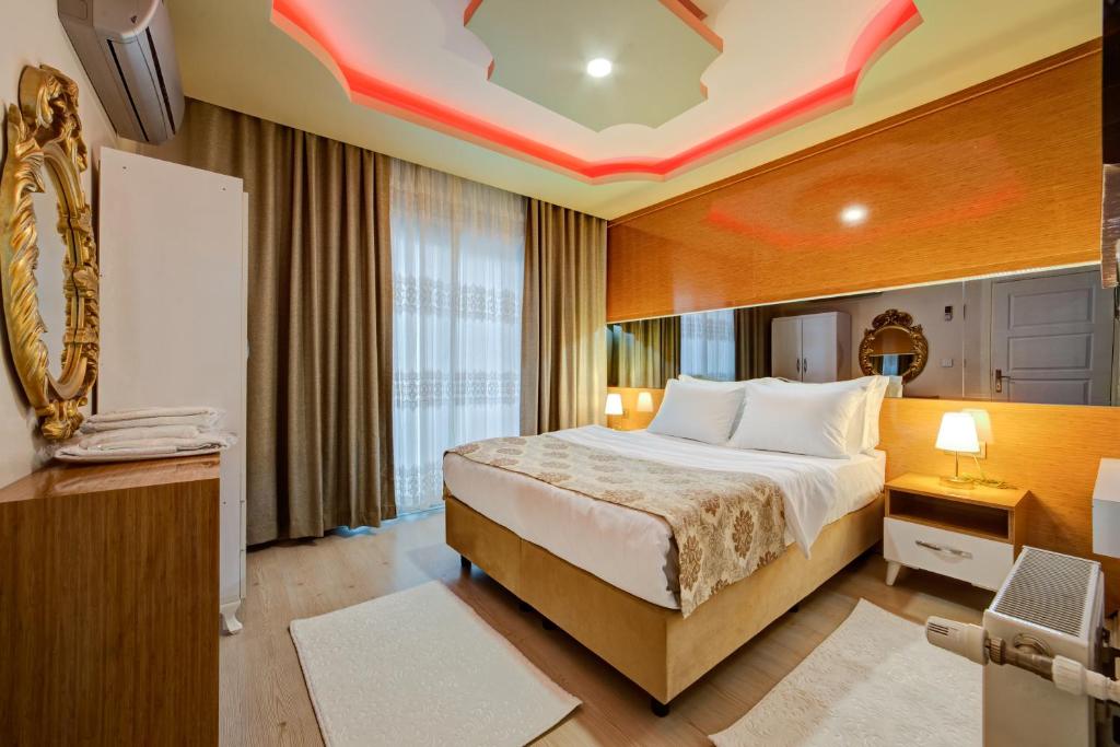 una habitación de hotel con una cama grande en una habitación en Mersin Vip House Hotel, en Mersin