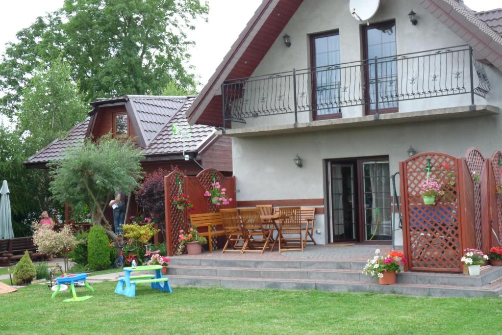 a house with a patio and tables and chairs at Wschodząca Tara Eli in Jarosławiec