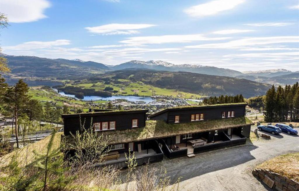 una casa con l'erba sul lato di Voss - Apartment with panoramic view a Skulestadmo