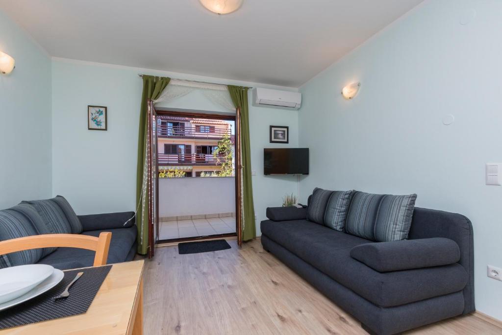 TV a/nebo společenská místnost v ubytování Milos Apartment