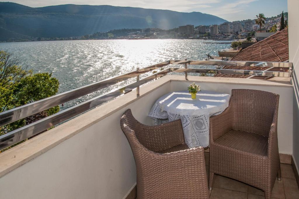 una mesa y sillas en el balcón de un barco en Apartments Mako, en Herceg-Novi