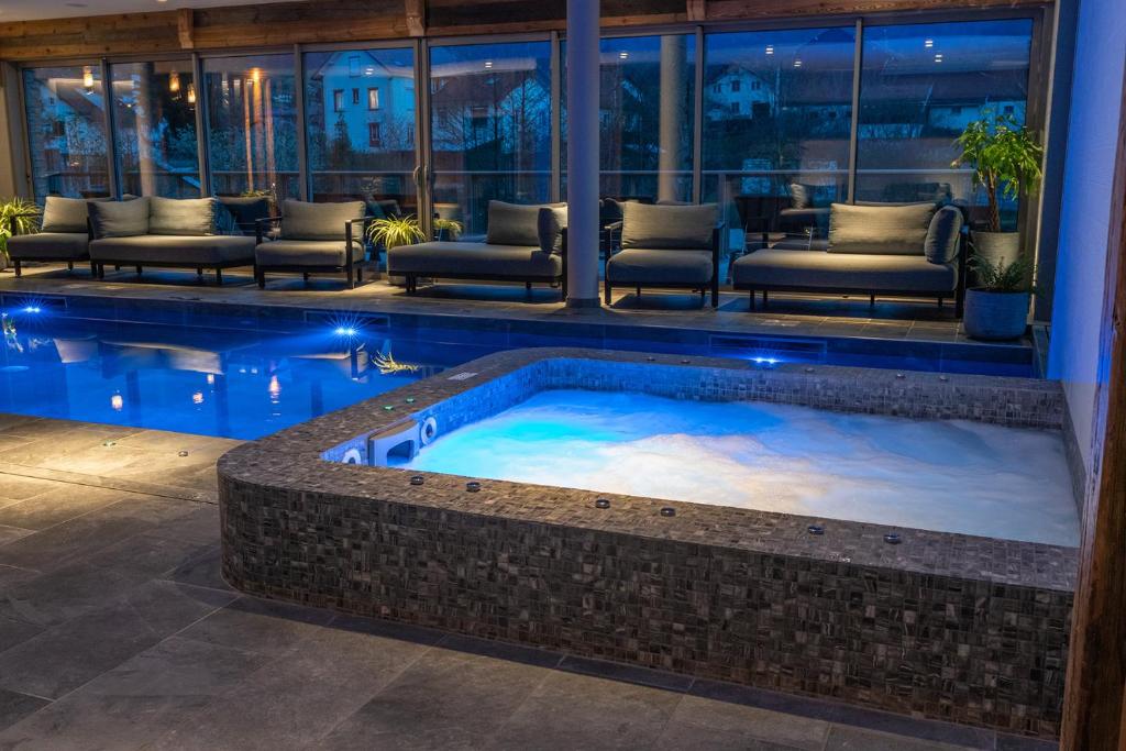 a hot tub in the middle of a hotel lobby at Hôtel Interlaken Lounge Bar & Spa in Xonrupt-Longemer