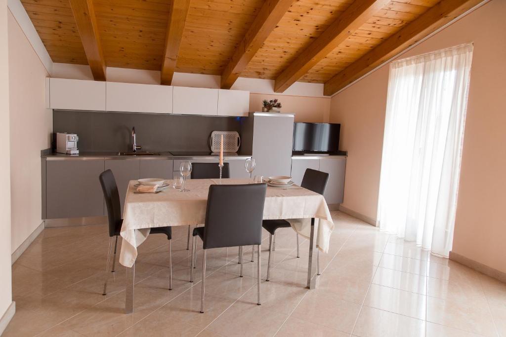 uma sala de jantar com mesa e cadeiras em Casa Amalia em Bardolino