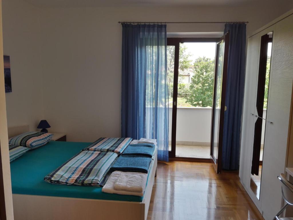 Postel nebo postele na pokoji v ubytování Apartments Nina, Pinta & Santa Maria