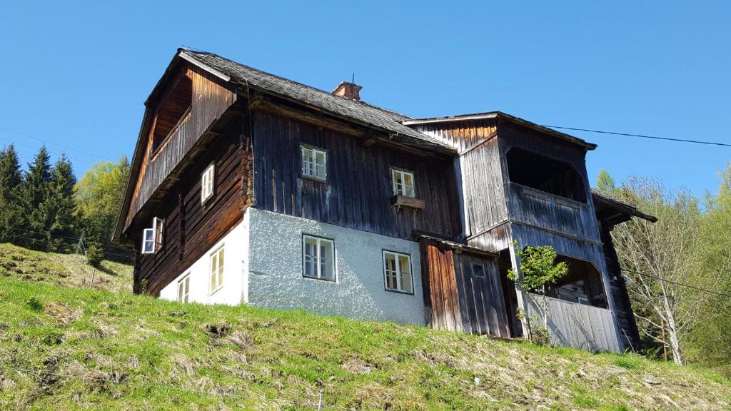 an old house on top of a hill at Kloiberhof in Öblarn