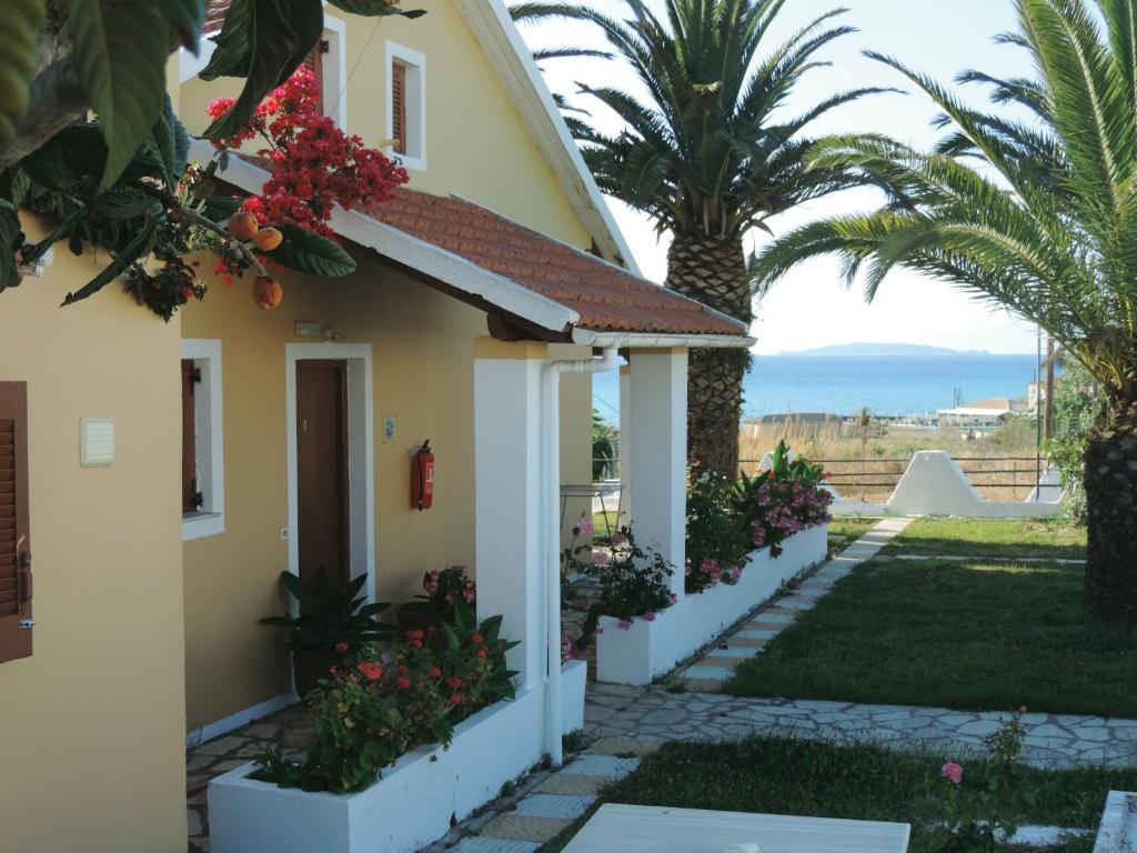 ein Haus mit Meerblick in der Unterkunft APARTMENTS PELI-MARIA in Agios Stefanos