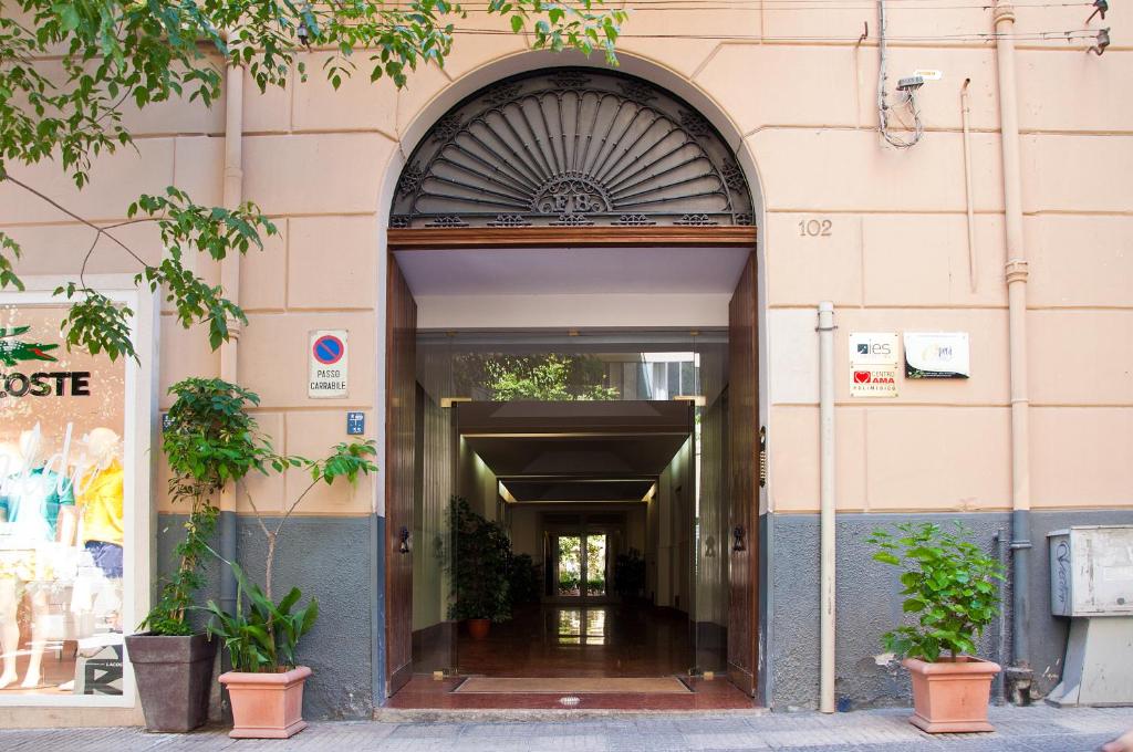 una entrada a un edificio con un arco en Operà, en Palermo