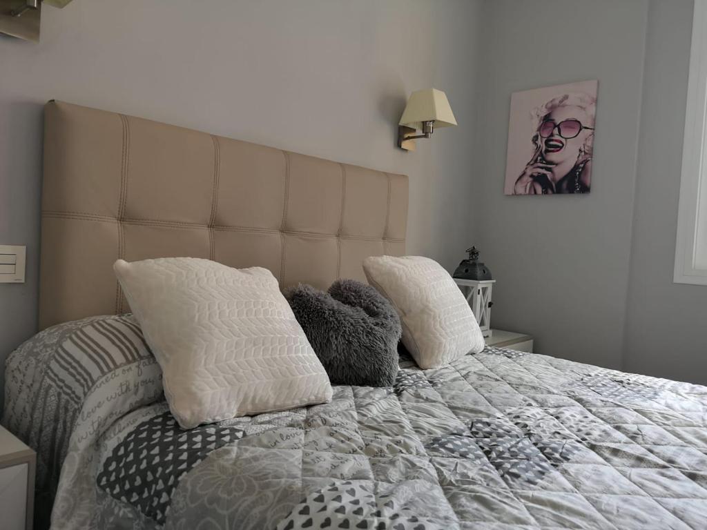 sypialnia z łóżkiem z dwoma misiami w obiekcie geminis ONE w mieście Aguadulce