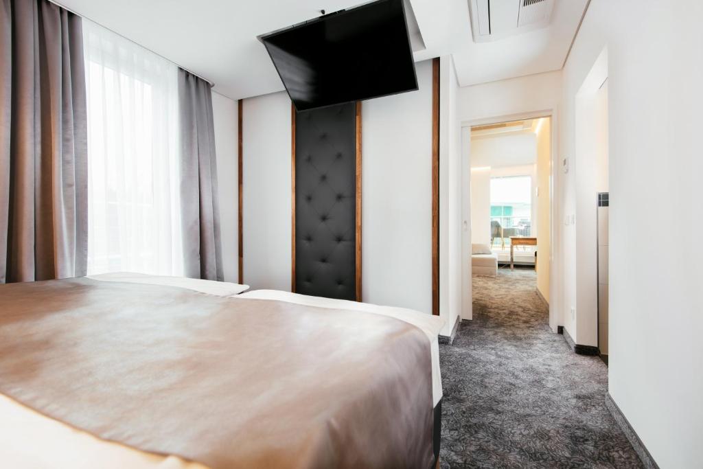 Ein Bett oder Betten in einem Zimmer der Unterkunft Parkhotel IV Jahreszeiten Kühlungsborn