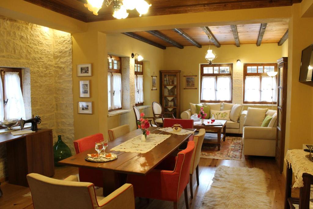 a dining room with a table and chairs at Traditional Guesthouse Marousio in Rodavgi