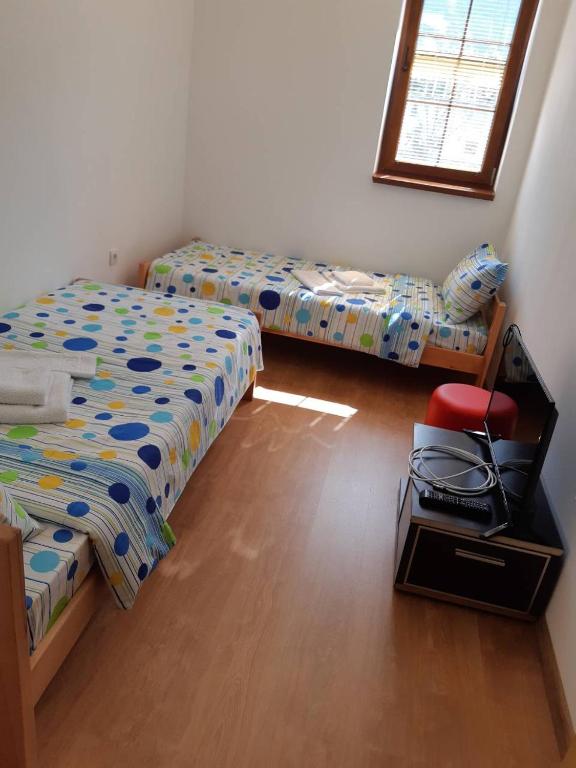 Rúm í herbergi á Apartmani Gmitrovic