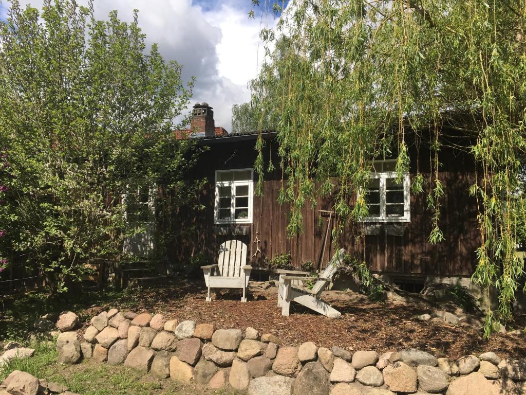 a yard with a chair and a house at Ferienwohnung Alte Scheune in Egestorf