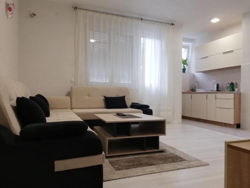 sala de estar con sofá y mesa en Apartman Gosto, en Mostar