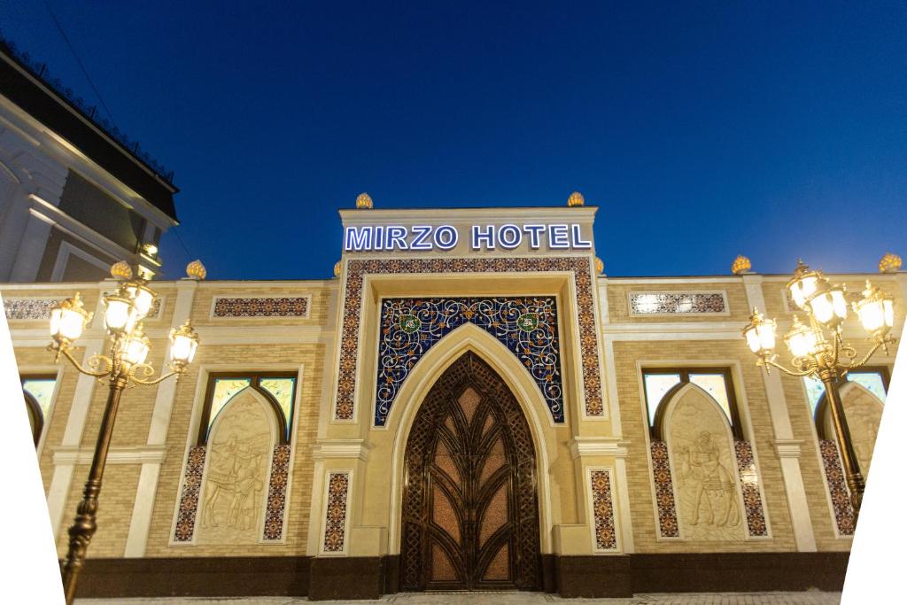 Mirzo Boutique Hotel في طشقند: مبنى عليه لافته
