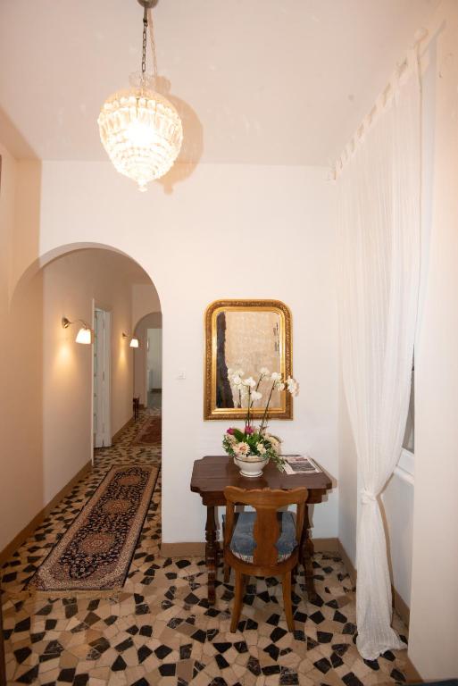 Część wypoczynkowa w obiekcie Appartamento Luminoso con vista su Villa Ada