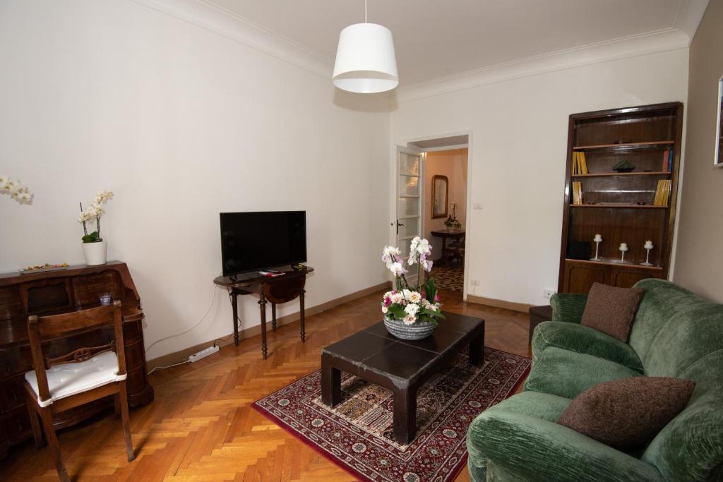 Telewizja i/lub zestaw kina domowego w obiekcie Appartamento Luminoso con vista su Villa Ada