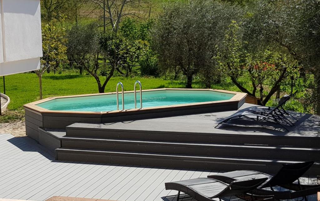 una piscina con 2 grifos metálicos en un patio en Villa l'Olivarosa, en Spigno Saturnia