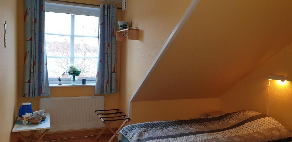 Postel nebo postele na pokoji v ubytování Skutskepparn Kuststation