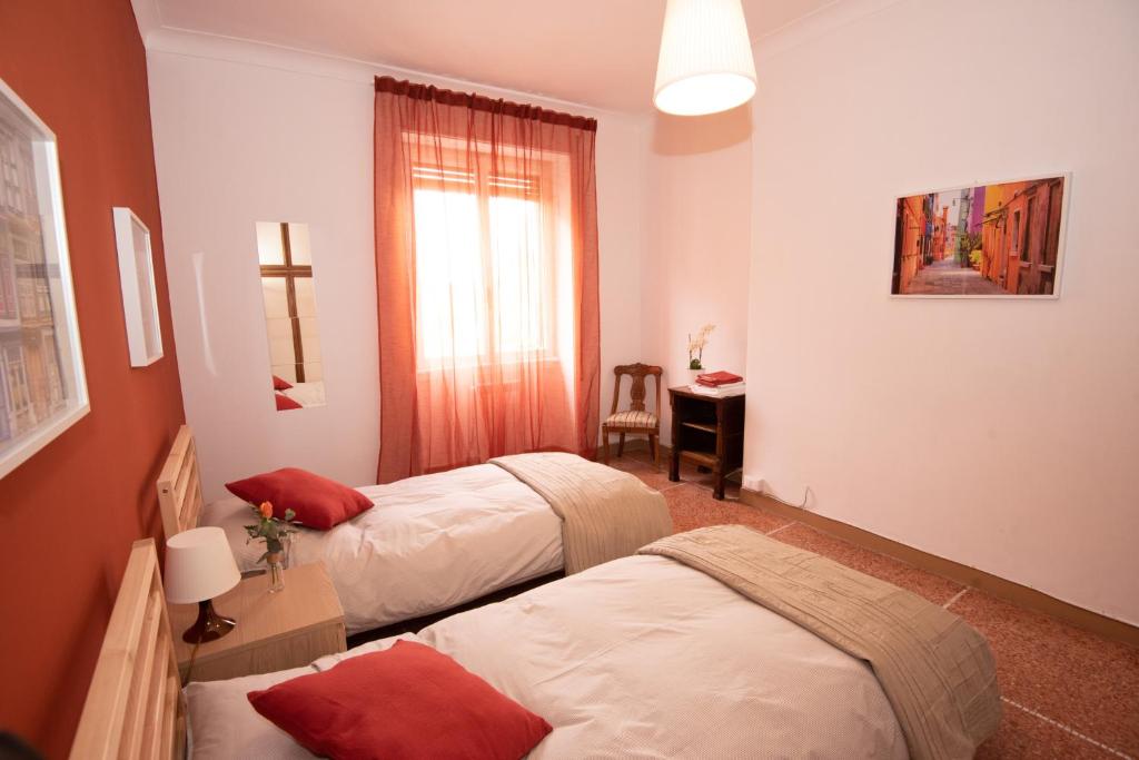 Łóżko lub łóżka w pokoju w obiekcie Appartamento Luminoso con vista su Villa Ada
