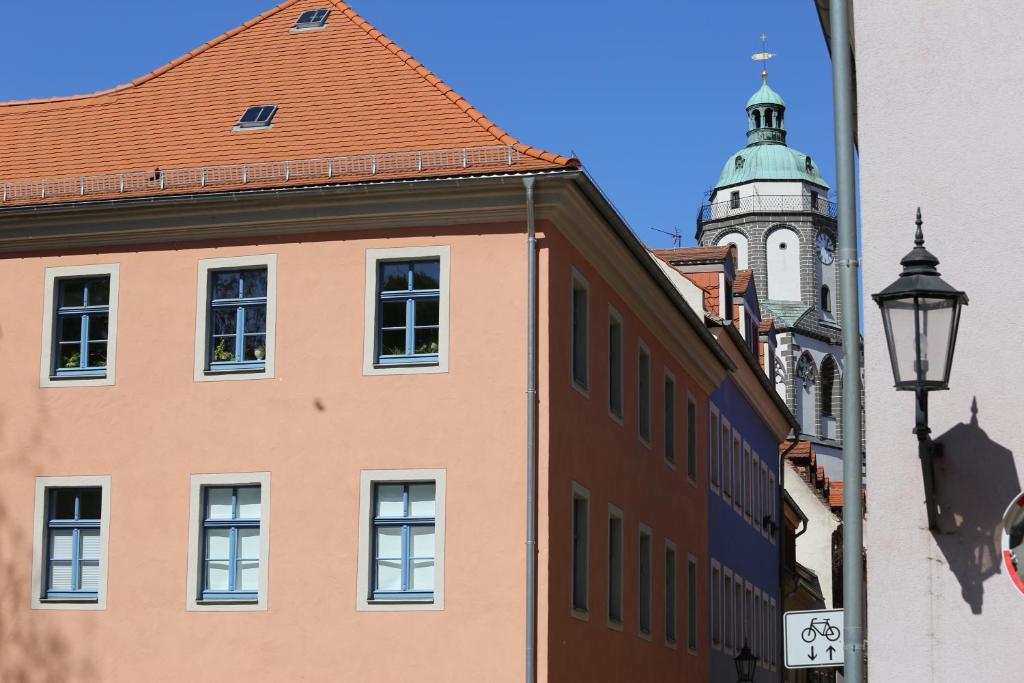 マイセンにあるStadtvilla Rosengasse 7の時計塔を背景にした建物