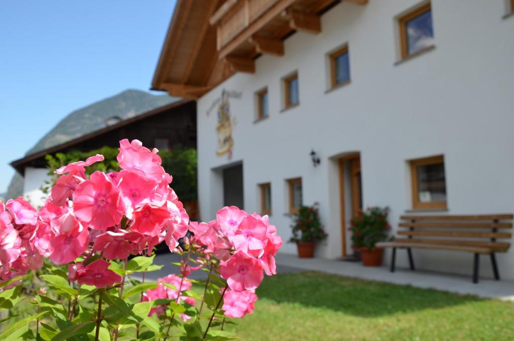 einen Busch rosa Blumen vor einem Gebäude in der Unterkunft Landhaus Waldhart in Umhausen