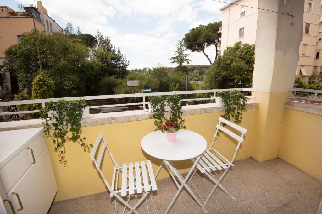 balkon ze stołem i krzesłami w obiekcie Appartamento Luminoso con vista su Villa Ada w Rzymie